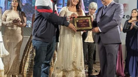 अभिनेत्री स्मृति सिन्हा को 5वें झारखंड अंतरराष्ट्रीय फिल्म फेस्टिवल में मिला विशेष सम्मान, मातापिता भी सम्मानित