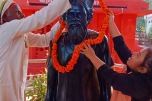बिहार की बेटी लाडो बानी ने लाडो बानी फैन्स क्लब ट्रस्ट परिवार के साथ पर्वत पुरुष दशरथ मांझी की स्मृति को पुष्प अर्पित कर मनाया अपना 7वां जन्मदिन !