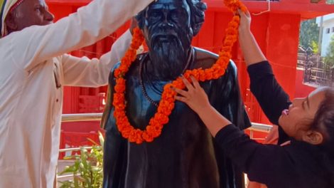 बिहार की बेटी लाडो बानी ने लाडो बानी फैन्स क्लब ट्रस्ट परिवार के साथ पर्वत पुरुष दशरथ मांझी की स्मृति को पुष्प अर्पित कर मनाया अपना 7वां जन्मदिन !