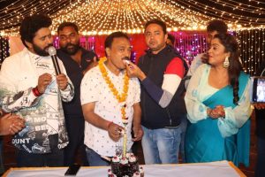 भोजपुरी फिल्म अवार्ड के संस्थापक 'विनोद गुप्ता' का जन्मदिन 'दत्तक पुत्र' के सेट पर धूमधाम से मनाया गया