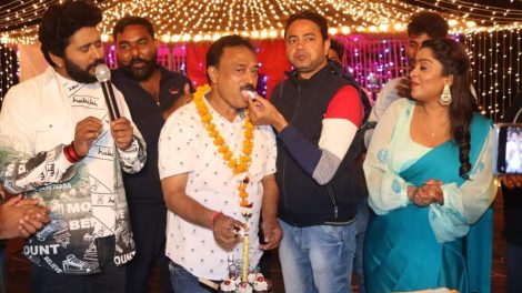 भोजपुरी फिल्म अवार्ड के संस्थापक 'विनोद गुप्ता' का जन्मदिन 'दत्तक पुत्र' के सेट पर धूमधाम से मनाया गया