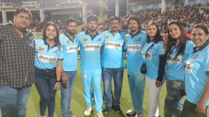 एक बेहद रोमांचक सेमीफाइनल में मुम्बई हीरोज को हराकर भोजपुरी दबंग सीसीएल के फाइनल में ।