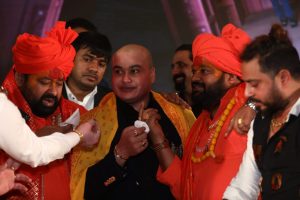 Mahant Brijmohan Das and Dr. Swami Umakantanand Ji Maharaj congratulated producer Ashok Prasad Abhishek on his birthday, the party was full of stars.