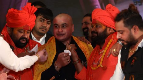 Mahant Brijmohan Das and Dr. Swami Umakantanand Ji Maharaj congratulated producer Ashok Prasad Abhishek on his birthday, the party was full of stars.