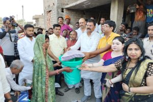 वैशाली में जंदाहा में जन स्वास्थ्य कल्याण समिति ने अग्निकांड से पीड़ित परिवार के बीच राहत सामग्री का वितरण किया