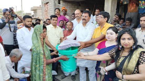 वैशाली में जंदाहा में जन स्वास्थ्य कल्याण समिति ने अग्निकांड से पीड़ित परिवार के बीच राहत सामग्री का वितरण किया