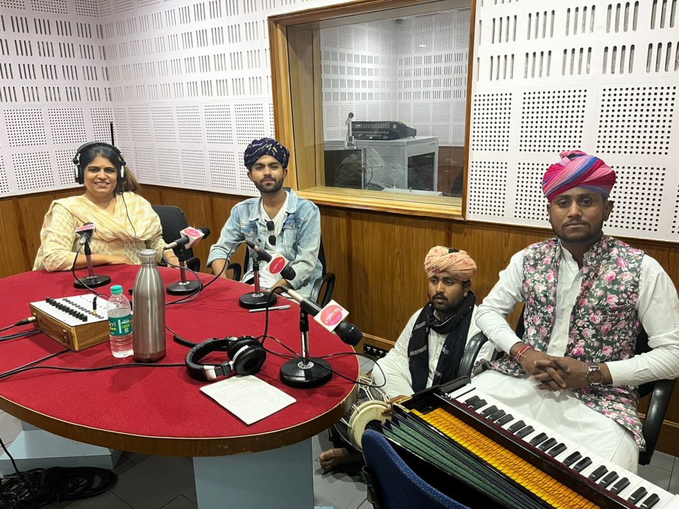 रेडियो कलाकार ममता मोट और शेर खान ने 'एक मुलाकात' कार्यक्रम में राजस्थानी गानों से दर्शकों को किया मंत्रमुग्ध