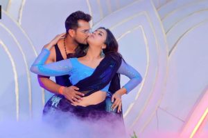 Yamini Singh was attracted to Superstar Khesarilal Yadav's "Lalka T-shirtwa", invited her to her street