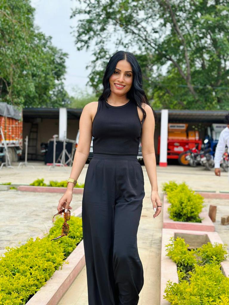संजना पांडेय की ब्लैक ड्रेस में तस्वीर हुई वायरल, दर्शको ने कहा कयामत