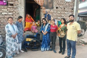 दीदीजी फाउंडेशन ने दिव्यांग काजल को दी व्हील चेयर