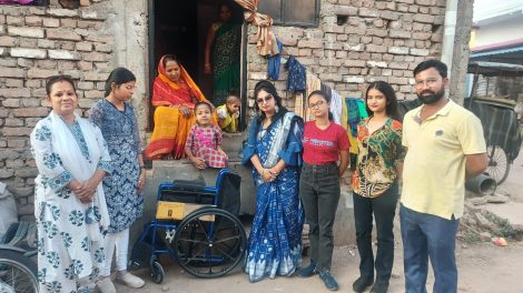 दीदीजी फाउंडेशन ने दिव्यांग काजल को दी व्हील चेयर