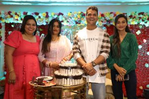 हिट मशीन खेसारीलाल यादव ने धूमधाम से फिल्म "रंग दे बसंती" के सेट पर सेलिब्रेट किया अपना मैरेज एनिवर्सरी
