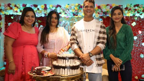 हिट मशीन खेसारीलाल यादव ने धूमधाम से फिल्म "रंग दे बसंती" के सेट पर सेलिब्रेट किया अपना मैरेज एनिवर्सरी