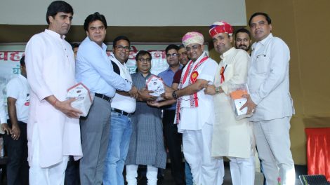 गौरैया सरंक्षण के लिये घोंसलों एवं जलपात्रों का वितरण