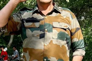 खेसारी लाल यादव के साथ रँग दे बसंती के रंग में रंगे अभिनेता राज प्रेमी फौजी के किरदार मे