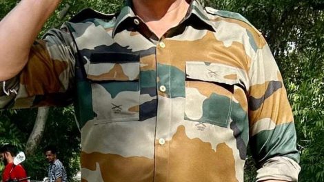 खेसारी लाल यादव के साथ रँग दे बसंती के रंग में रंगे अभिनेता राज प्रेमी फौजी के किरदार मे
