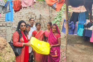दीदीजी फाउंडेशन ने 21 परिवार के बीच किया तिरपाल का वितरण