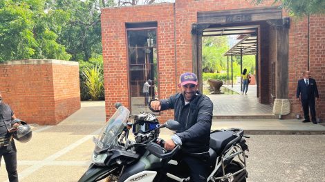 अमित साध के मोटरसाइकिल एडवेंचर ने अहमदाबाद में लिया पिट स्टॉप, मनाया भारत की विविधता का जश्न