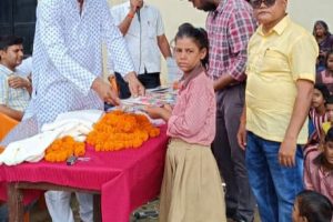 पप्पू तिवारी (पंकज तिवारी) ने प्रतापगढ़ में स्कूली बच्चों को पाठन सामाग्री किया वितरण