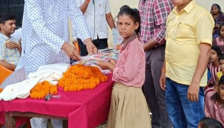 पप्पू तिवारी (पंकज तिवारी) ने प्रतापगढ़ में स्कूली बच्चों को पाठन सामाग्री किया वितरण