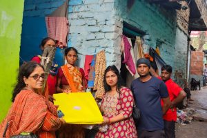 Dr. Namrata Anand, national in-charge of Global Kayastha Conference Service-Human Rights Cell, distributed tarpaulin among 15 families in the slum area.