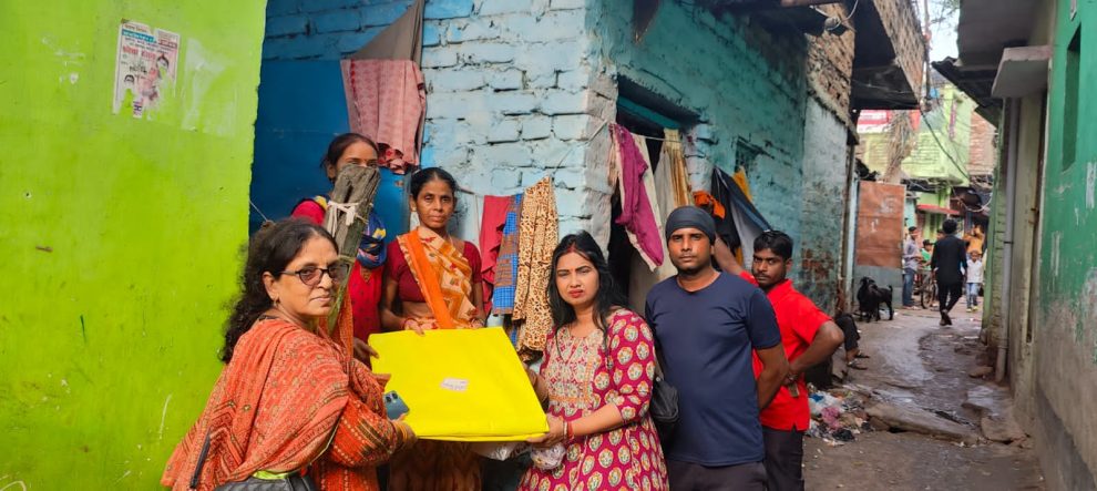Dr. Namrata Anand, national in-charge of Global Kayastha Conference Service-Human Rights Cell, distributed tarpaulin among 15 families in the slum area.