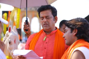 रवि किशन "अयोध्या के श्रीराम" को गोरखपुर में फिल्माकर काफी खुश दिखे माधव राजपूत के साथ .!