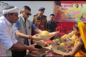 छठ व्रतियों के बीच पूजन सामग्री का वितरण