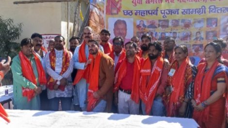 On the occasion of Chhath festival, Yuva Samras Manch distributed puja material among 251 Chhath fasts.