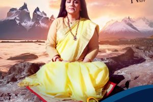मास्क टीवी ओटीटी पर रामायण की सीता ने हिंदुत्व में गुरु माँ बनकर कहा की हिंदुत्व आक्रमण नहीं समर्पण सिखाता है । मास्क टीवी ओटीटी प्लेटफॉर्म पर आने वाली फिल्म हिंदुत्व की चर्चा इनदिनों देश दुनिया मे हर तरफ व्यापक रूप से हो रही है । इस फ़िल्म ने लगातार ट्रेड की सुर्खियों में जगह बनाया हुआ है और हर सोशल मीडिया प्लेटफॉर्म पर इस फ़िल्म के बारे में लिखा जा रहा है । इसी कड़ी में फ़िल्म में गुरु माँ के चरित्र निभा रही रामायण की सीता दीपिका चिखलिया टोपीवाला ने फ़िल्म में एक बेहद पुराने ऐतिहासिक सन्दर्भ की व्याख्या की है । उन्होंने कहा है कि हमारा हिंदुत्व कभी भी किसी के ऊपर आक्रमण करना नहीं सिखाता है बल्कि हमारा हिंदुत्व तो सारी दुनिया को समर्पण सिखाता है । हम आक्रमण में नहीं बल्कि ईश्वर के प्रति समर्पण में विश्वास रखने वाले लोग हैं । उन्होंने विश्व विजेता एलेक्जेंडर का उल्लेख करते हुए बताया कि उसने भी मरते हुए अपना हाथ कफ़न से बाहर रखने को कहा था ,ताकि दुनिया के लोग यह देख सके कि दुनिया जितने वाला भी इस जहाँ से खाली हाथ ही चला जाता है । मास्क टीवी ओटीटी प्लेटफॉर्म पर फ़िल्म हिंदुत्व आगामी 9 फरवरी को रिलीज़ होने के लिए शेड्यूल की गई है। इस फ़िल्म में भारतीय हिंदुओं की स्थिति को विविधतापूर्ण तरीके से दिखाया गया है । फ़िल्म में हिंदुत्व की मूल पहचान, इसके उत्थान और सहनशीलता को सही परिपेक्ष्य में दिखाया गया है । फ़िल्म में एक कॉलेज के अंदर की राजनीति और उसका देश की विचारधारा से मेल की कहानी है जिसमें एक युवती का अपने धर्म से भटकाव और सेक्युलरिज्म के क्षद्म आवरण के प्रति लगाव को परिलक्षित किया गया है । इसी फिल्म में एक युवा जो उसी कॉलेज में छात्र है वो अपने पढ़ाई के साथ साथ संस्कृति से भी उतना ही लगाव रखता है , वह उस भटकी हुई युवती को सही राह पर लाने की कोशिश करता है । क्या वो अपने इस मुहिम मे कामयाब हो पाता है यही हिंदुत्व की इस कहानी का सार है । आखिर इस हिंदुत्व की इतनी चर्चा चारो तरफ क्यों है इसको समझने के लिए मास्क टीवी ओटीटी पर इस फ़िल्म को अवश्य देखना पड़ेगा । टैग प्रोडक्शन्स और लॉर्ड शिवा कम्युनिकेशन के बैनर तले बनी फिल्म हिंदुत्व के निर्माता हैं अंजू भट्ट और चिरंजीवी भट्ट। इस मास्क टीवी ओटीटी की चैनल प्रोड्यूसर हैं मानसी भट्ट । फ़िल्म हिन्दुत्व के लेखक निर्देशक हैं करण राजदान । फ़िल्म हिंदुत्व में श्वेता राज के लिखे गीतों को संगीत से सजाया है रवि शंकर ने । इस हिंदुत्व के गानों को अपनी आवाज़ दिया है अनूप जलोटा, दलेर मेहदी, दिव्या कुमार , मास्टर सलीम , और मधु श्री ने । फ़िल्म हिंदुत्व में आशीष शर्मा , सोनारिका भदौरिया , अनूप जलोटा, दीपिका चिखलिया टोपीवाला , और गोविंद नामदेव ने मुख्य भूमिकाएं निभाई हैं ।