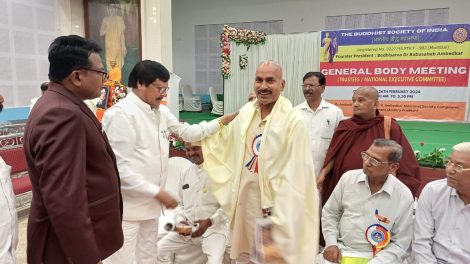 श्रीनाथ सिंह बौद्ध को भारतीय बौद्ध महासभा में चंद्रबोधि पाटिल ने सम्मानित किया ।