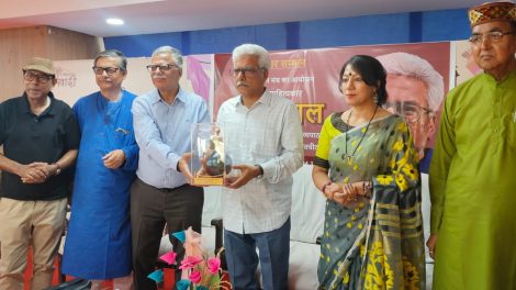 "वरिष्ठ साहित्यकार शिवदयाल किए गए सम्मानित"