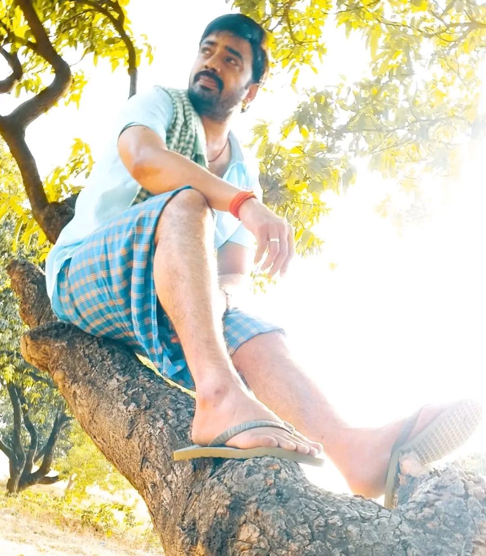 देसी लुक में संजीव मिश्रा कर रहे हैं भोजपुरी फिल्म 'चुनरी के लाज' की शूटिंग जौनपुर में