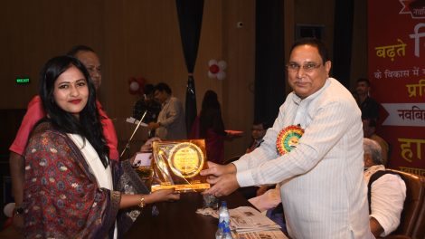 नवबिहार टाइम्स ने मोनिका श्रीवास्तव को किया सम्मानित