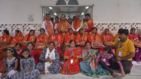 नई दिशा परिवार ने 51 छठ व्रतियों के बीच सूप,साड़ी और साड़ी पूजन सामग्री का वितरण किया