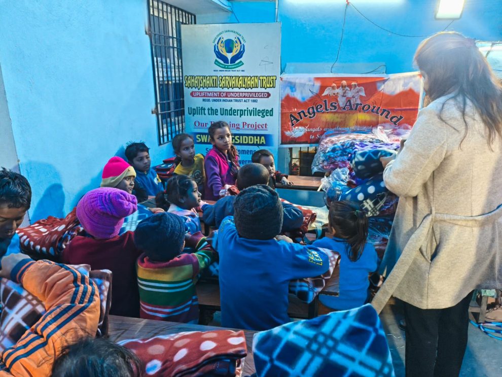ऐंजल अराउंड ऑर्गनाइजेशन ने सहजशक्ति सर्वकल्याण ट्रस्ट में कंबल का वितरण किया