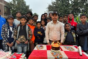 अनाथआश्रम में प्यारो एंटरटेनमेंट की टीम ने मनाया निर्देशक धीरू यादव का जन्मदिन
