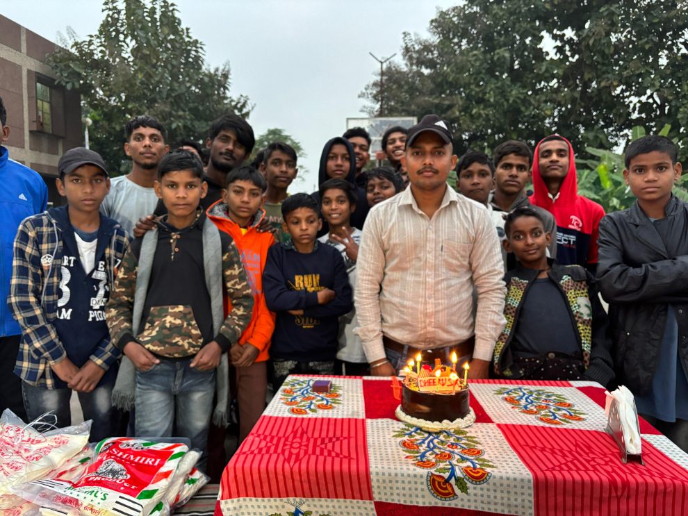 अनाथआश्रम में प्यारो एंटरटेनमेंट की टीम ने मनाया निर्देशक धीरू यादव का जन्मदिन
