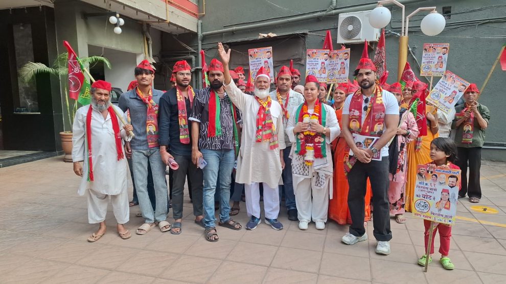 Samajwadi candidate Zara Khan is campaigning through a foot march.
