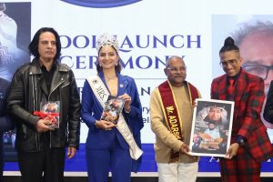 आदर्श जैन की पुस्तक "इंडिया इज माय कंट्री" का विमोचन राहुल राय ने किया।